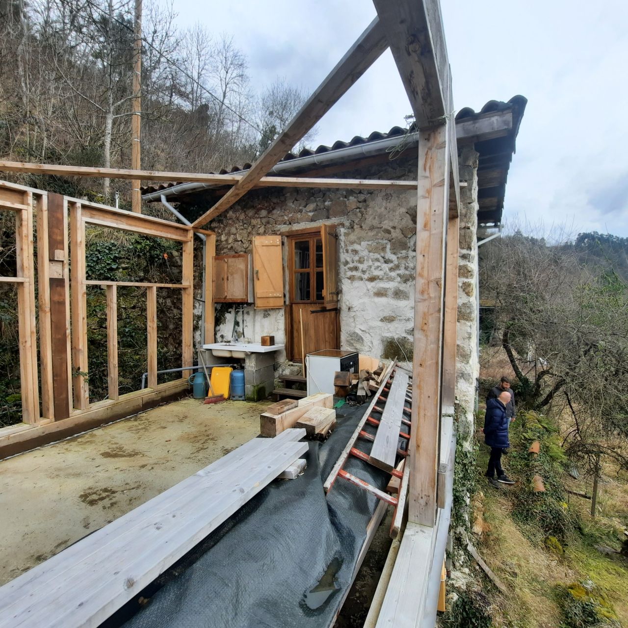 la dalle, vue gnrale, stock de poutre le long  droite