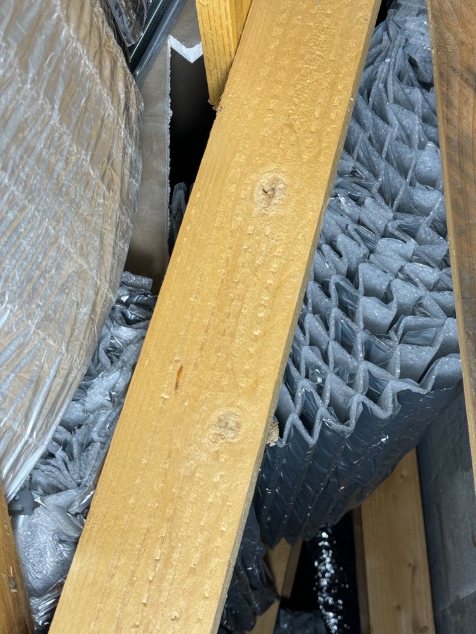 La pose de l?isolant par le sous traitant du constructeur !
<br />

<br />
Il fait froid à l?étage. Forcément. Ce n?est pas un pont thermique, il n?y a pas d?isolation sur le placo.
