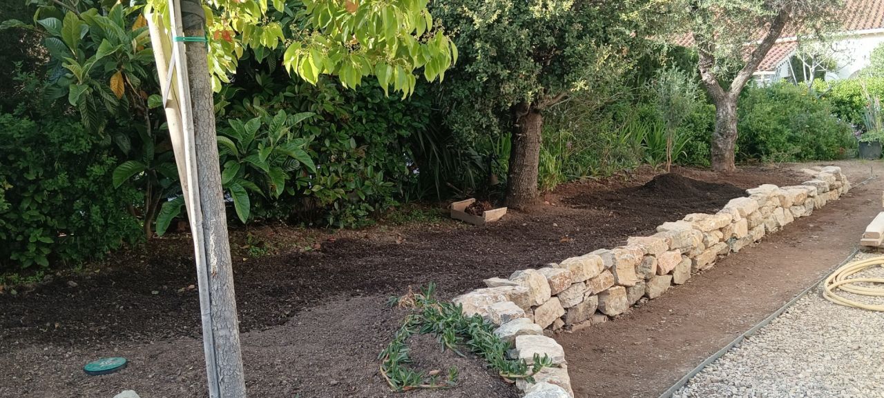 Muret en pierres sèches côté nord de 22m