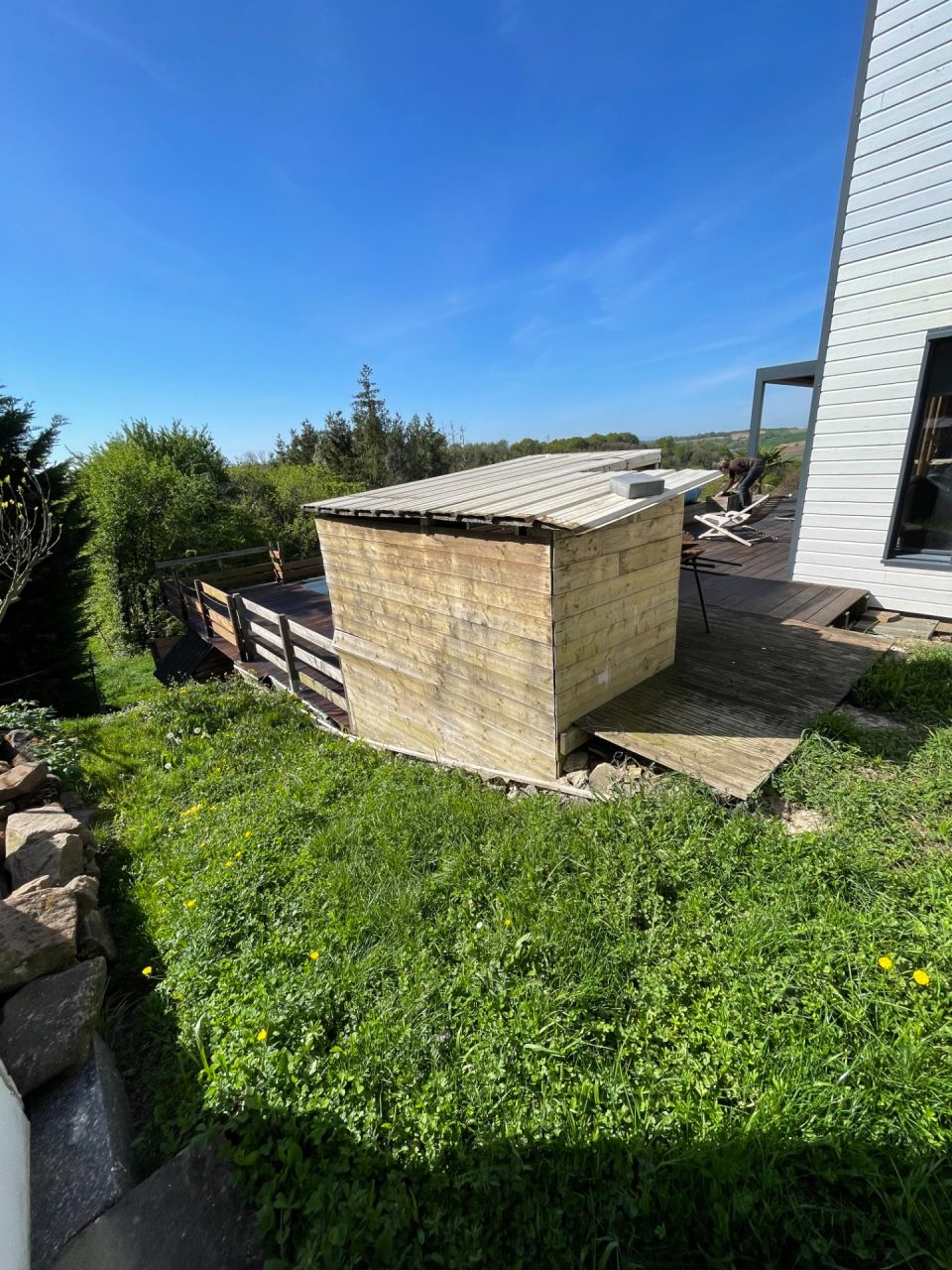 cabane qui sera remplace par le jacuzzi