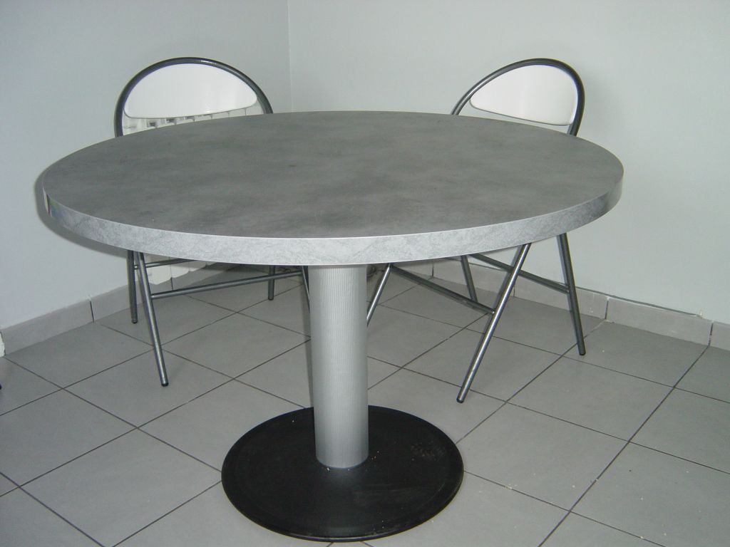 Table ronde : plateau en plan de travail
