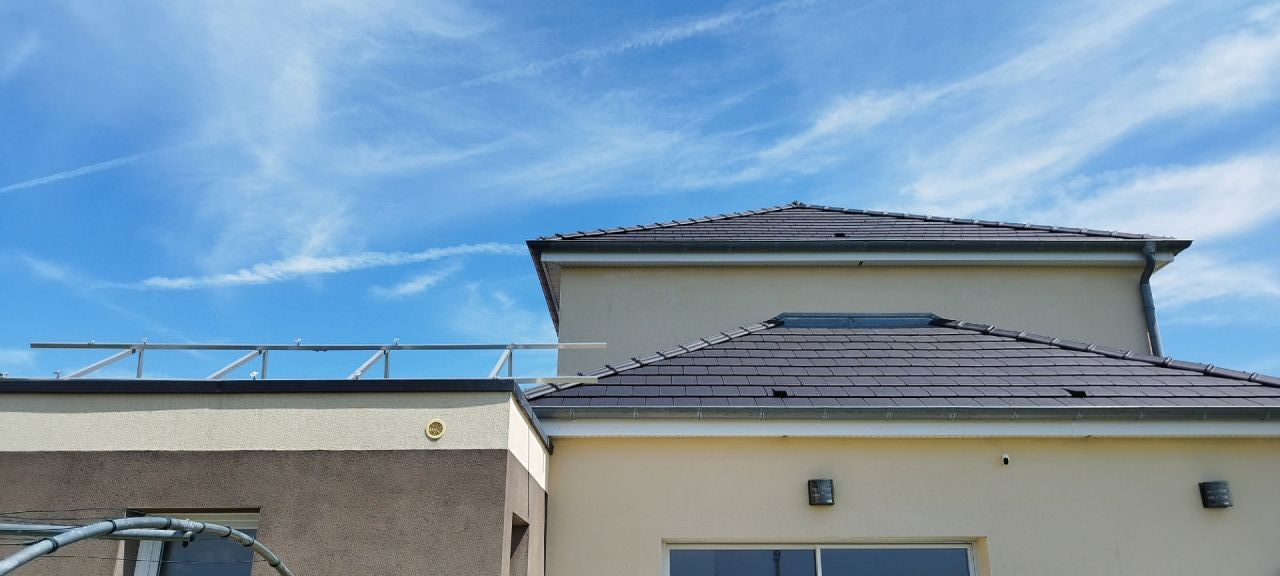 Panneaux photovoltaiques sur toit- rails garage