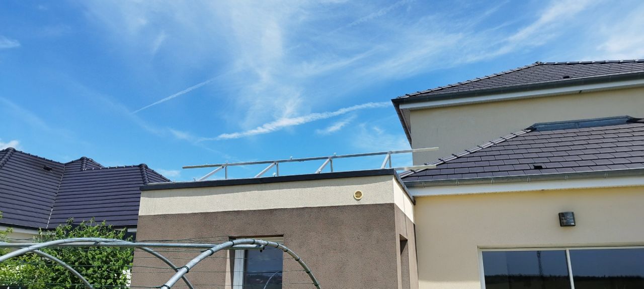 Panneaux photovoltaiques sur toit- rails garage bis