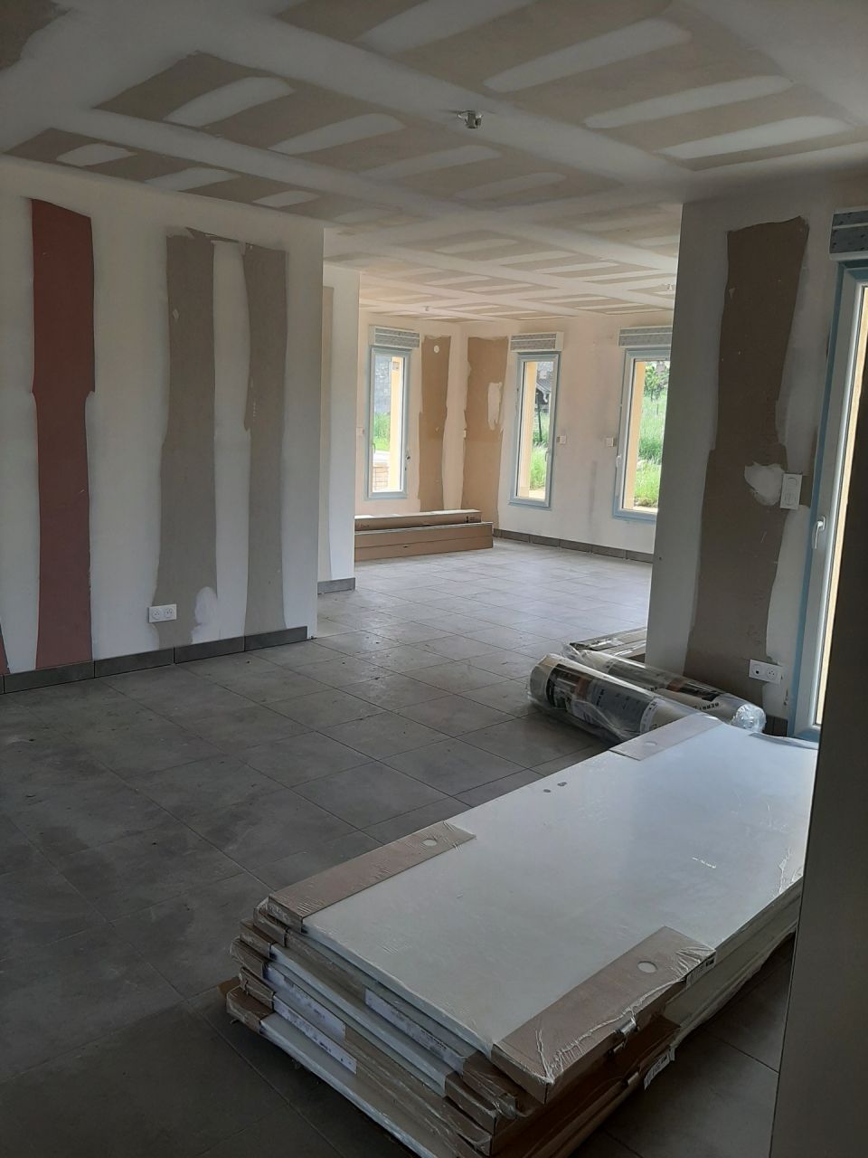 Avec les portes en attente de placement.