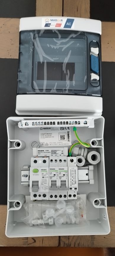 Coffret electrique dédié aux panneaux solaires