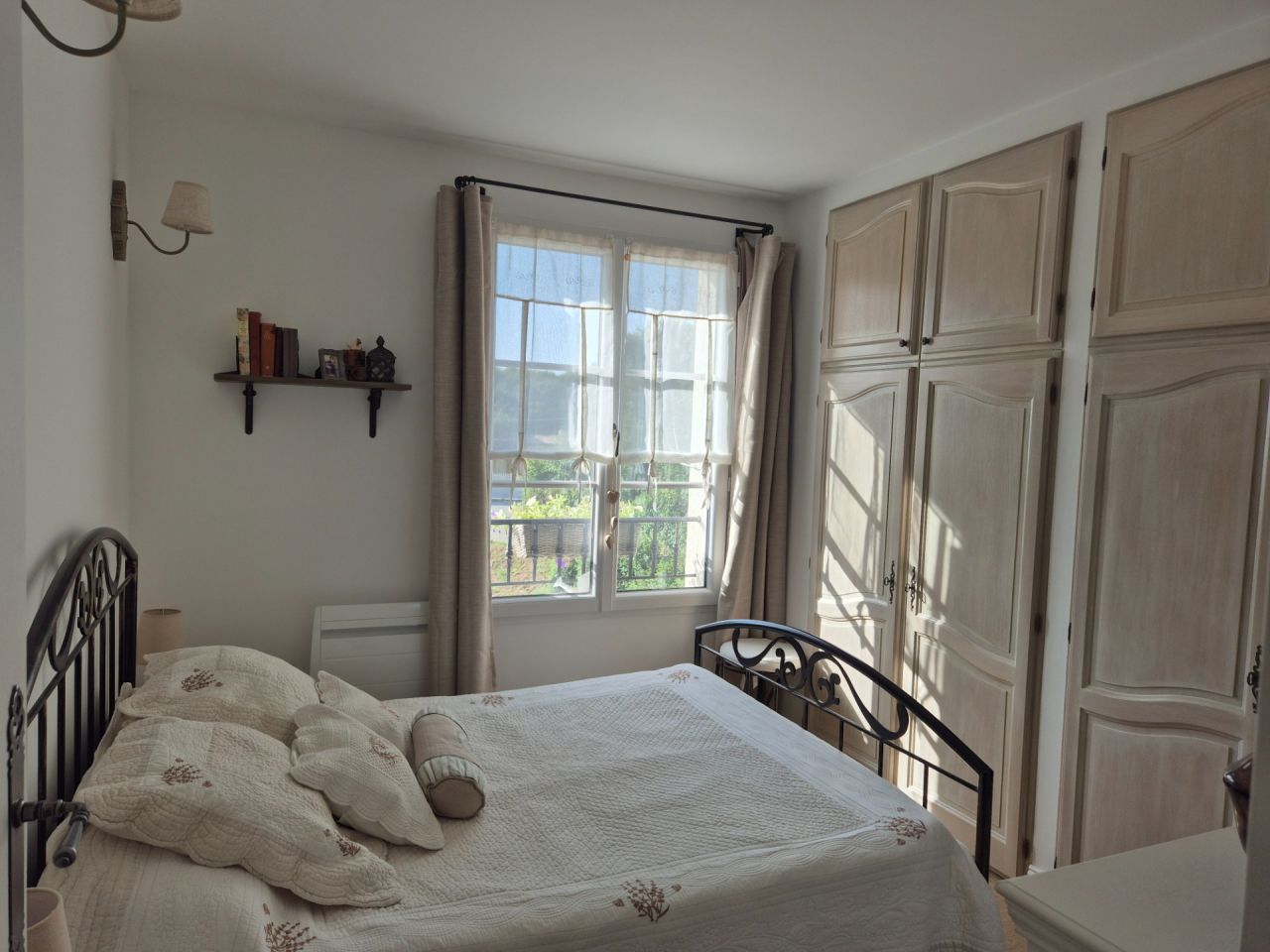 Chambre des parents dans un style provençal.