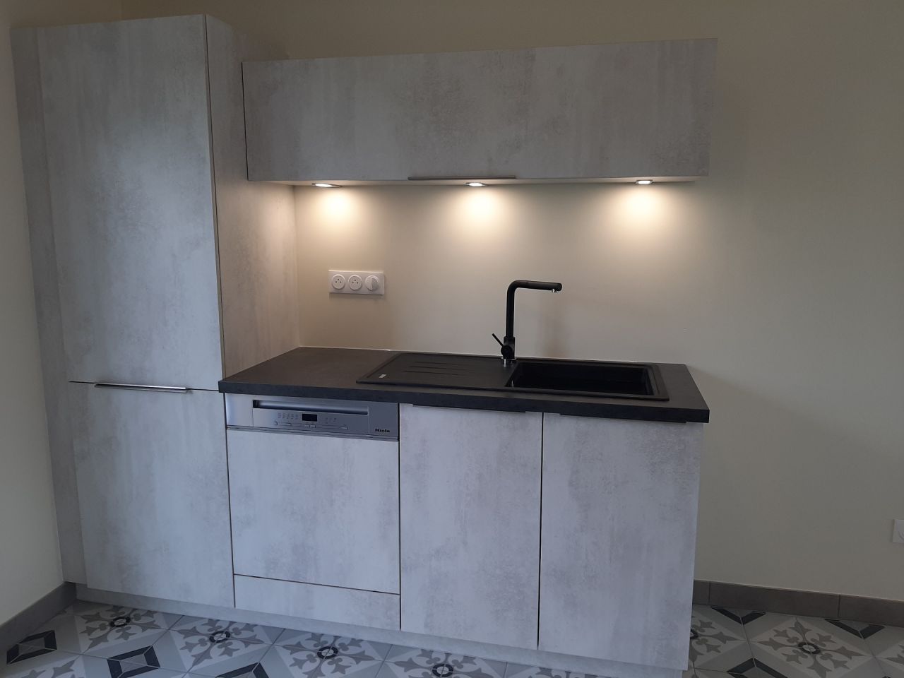 Partie droite avec l'emplacement pour le futur frigo américain.