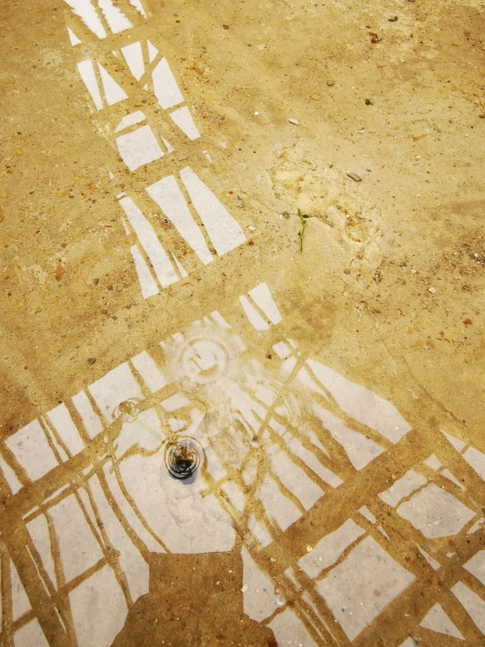 05 08 2023 La pose des blocs aux ouvertures empche l'vacuation des eaux de pluie. Avant les congs d'aout, le constructeur fait un trou dans la dalle pour vacuer l'eau. Je m'amuse  le dboucher rgulirement