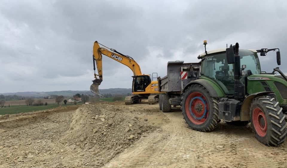 Mise  plat et traages des courbes de niveaux
<br />
Transport de la terre