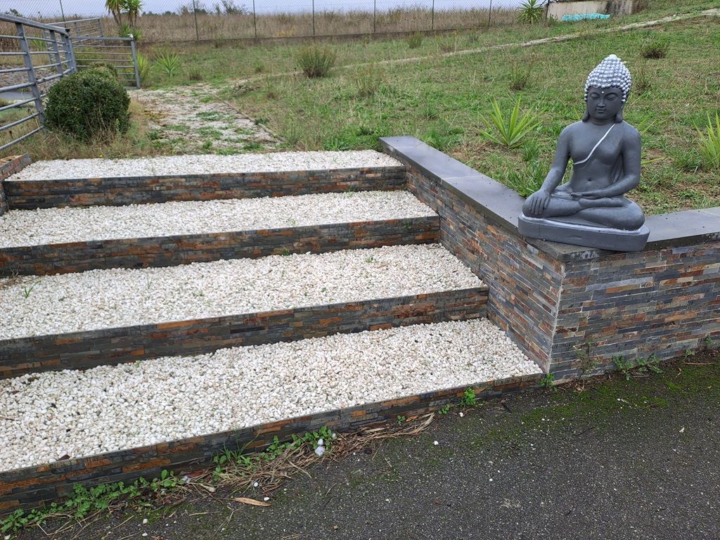 Habillage muret en pierres de parement avec cailloux sur marches