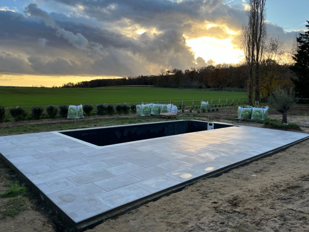 Carrelage de la piscine terminé. Il  reste à  faire les joints.