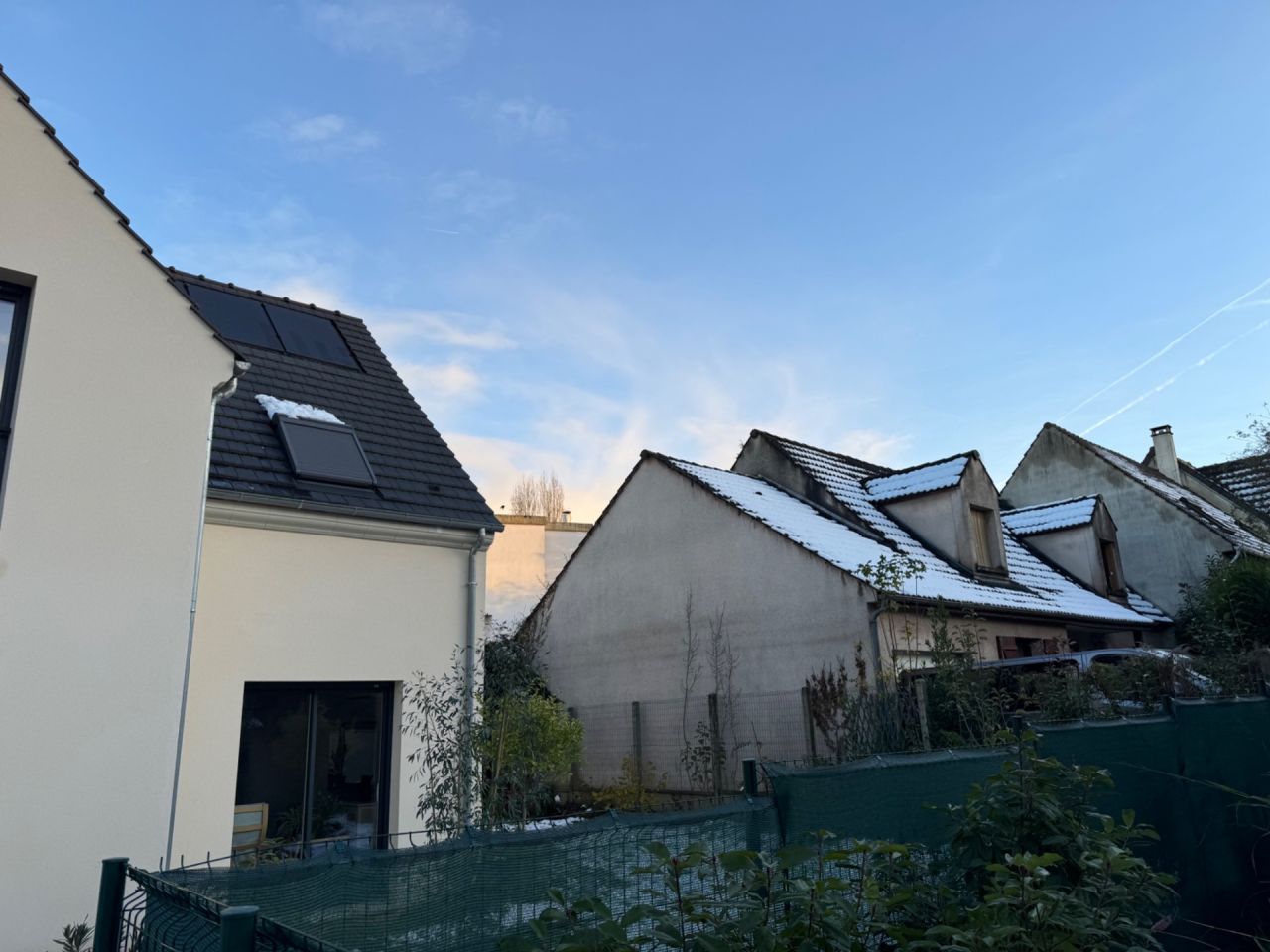 Ma maison Boréale de Maisons Pierre à gauche, celle de mes voisins à droite. On dirait qu?il y a 20 ans ils isolaient mieux qu?en 2023 !