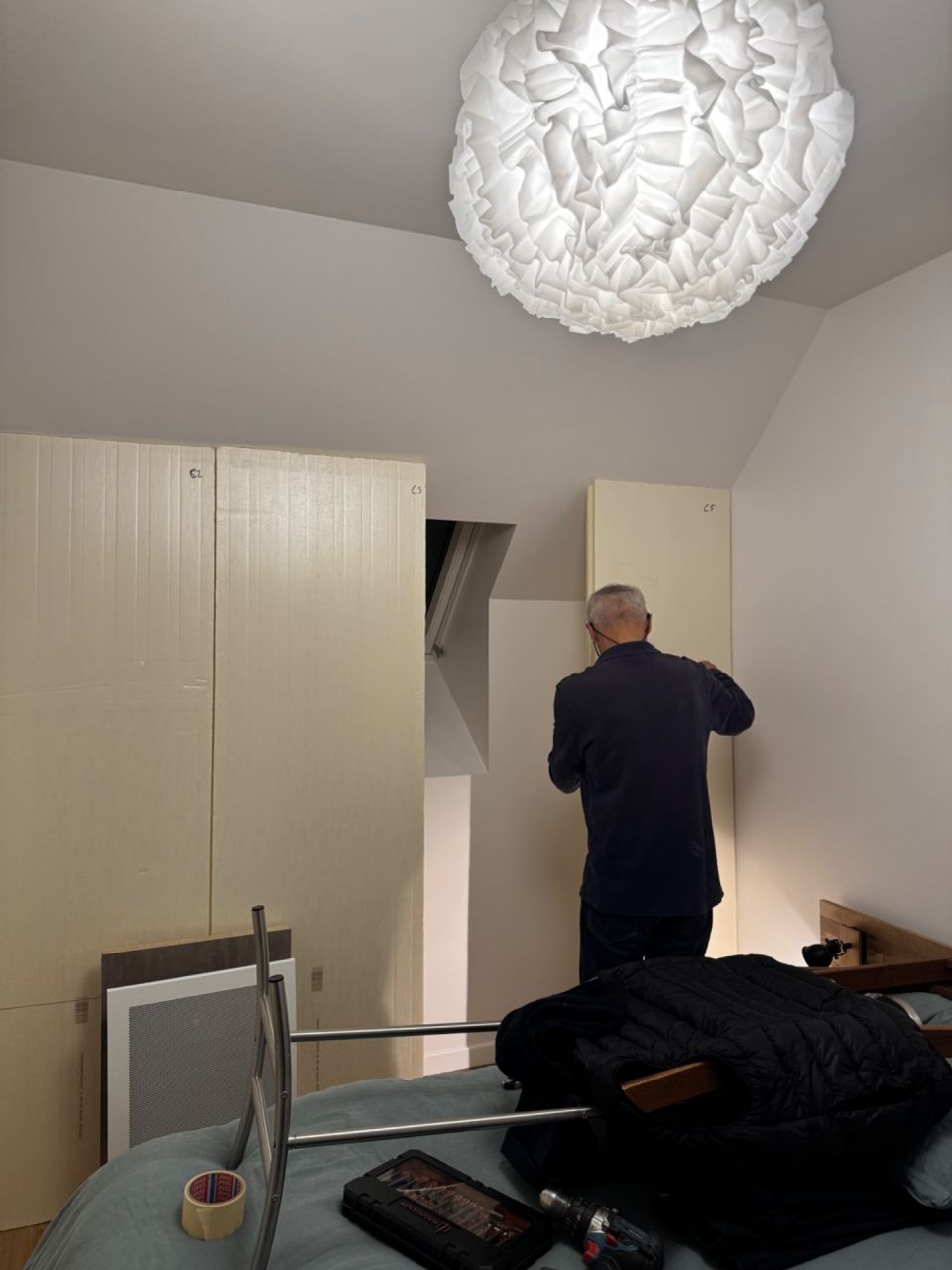 L?hiver arrive, il faut isoler la chambre de la maison construite par Maisons Pierre