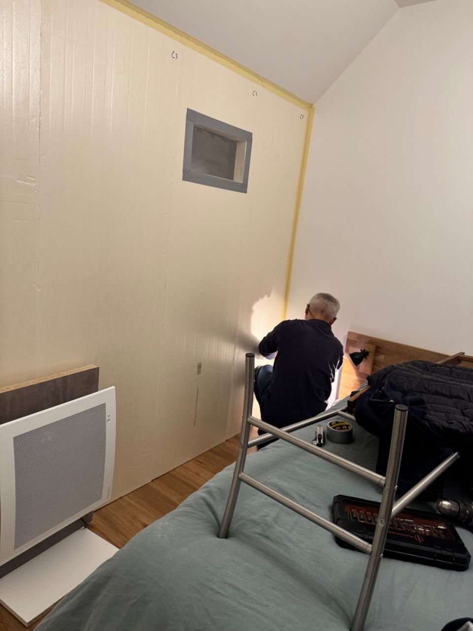 L?hiver arrive, il faut isoler la chambre de la maison construite par Maisons Pierre