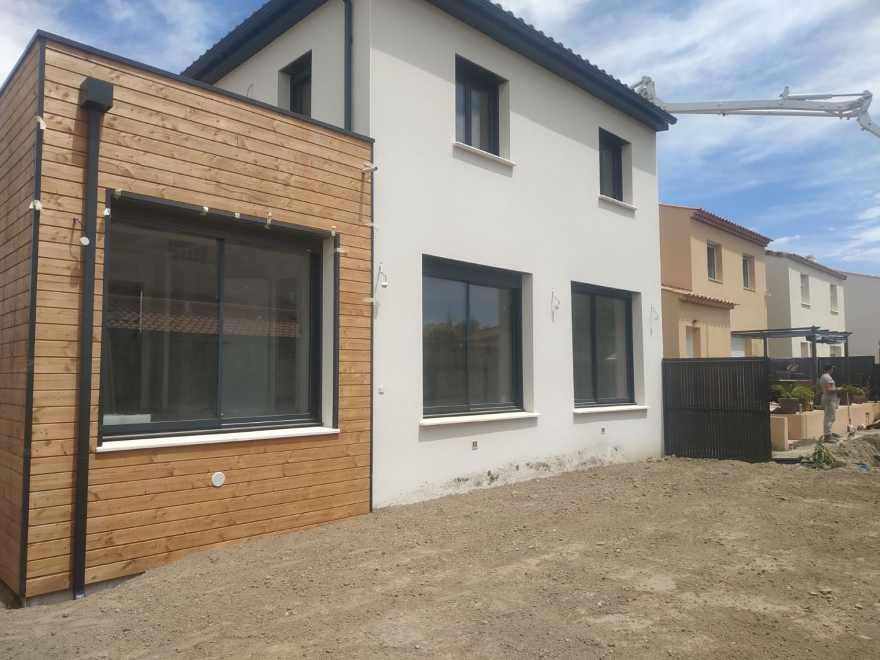 Façade sud avec le jardin (il y aura un grande terrasse un jour)