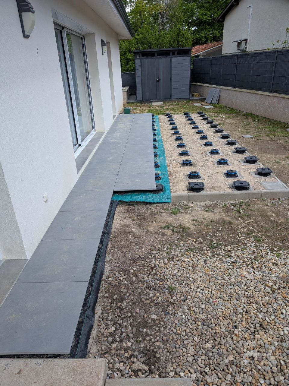 Préparation/réalisation terrasse de dalles sur plots