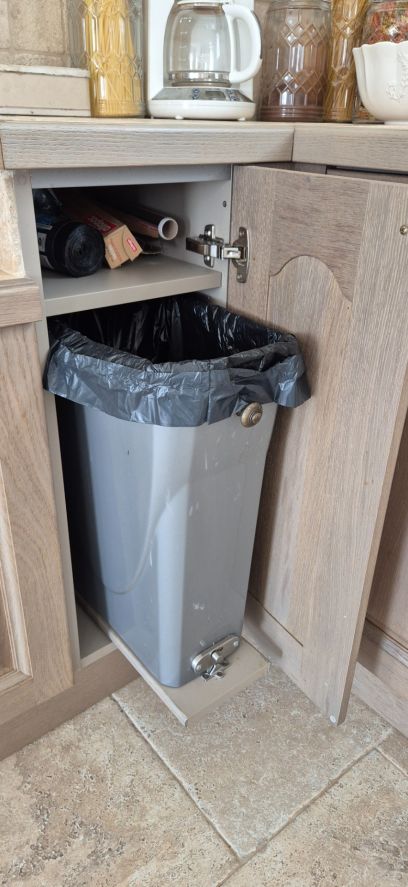 Création d'une poubelle coulissante cachée dans un placard.