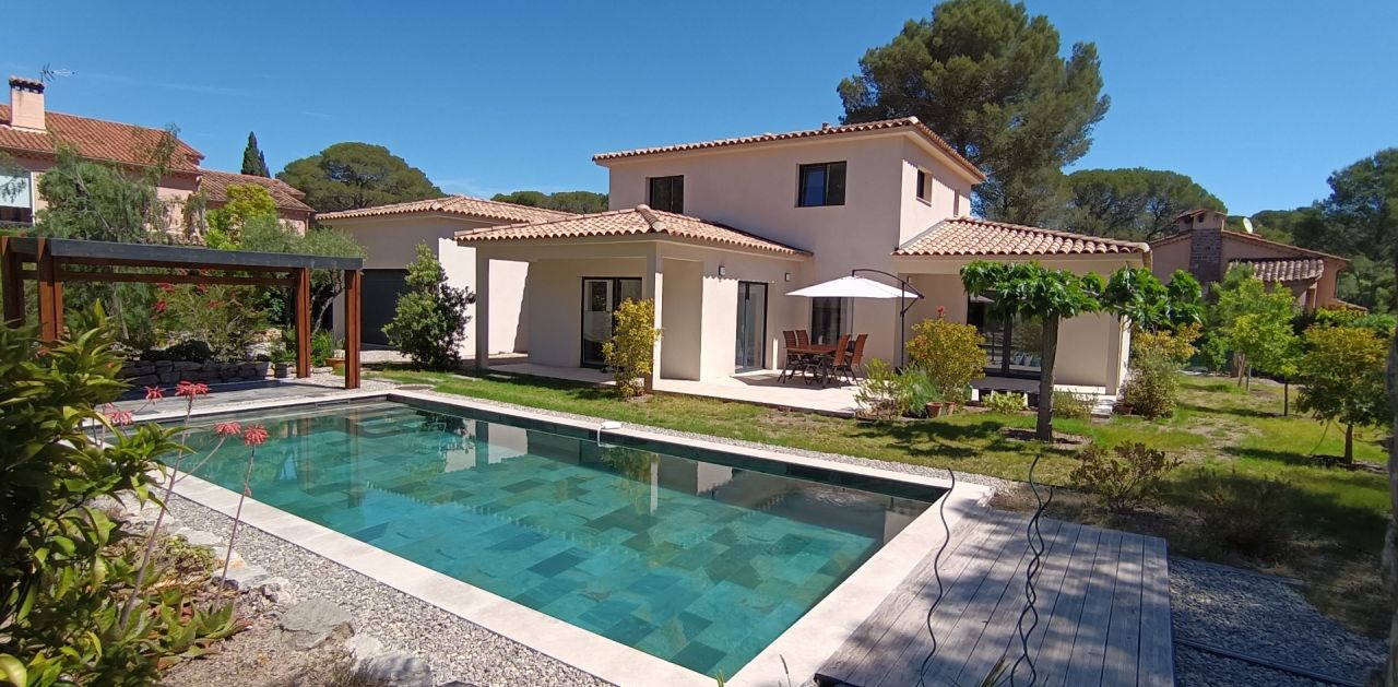 Maison en Mai 2025 avec la pergola photovoltaïque
