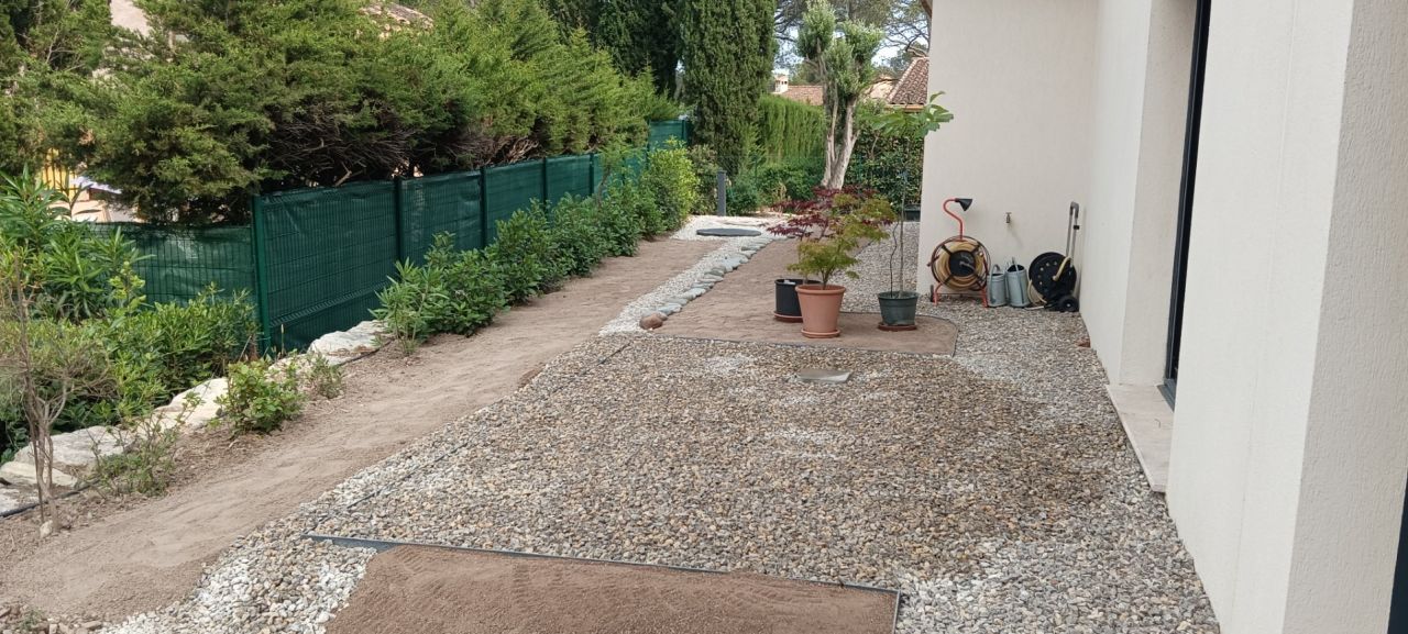 Aménagement d'une terrasse  au dessus de la noue paysagère devant la baie vitrée du séjour côté Est - 05/06/25