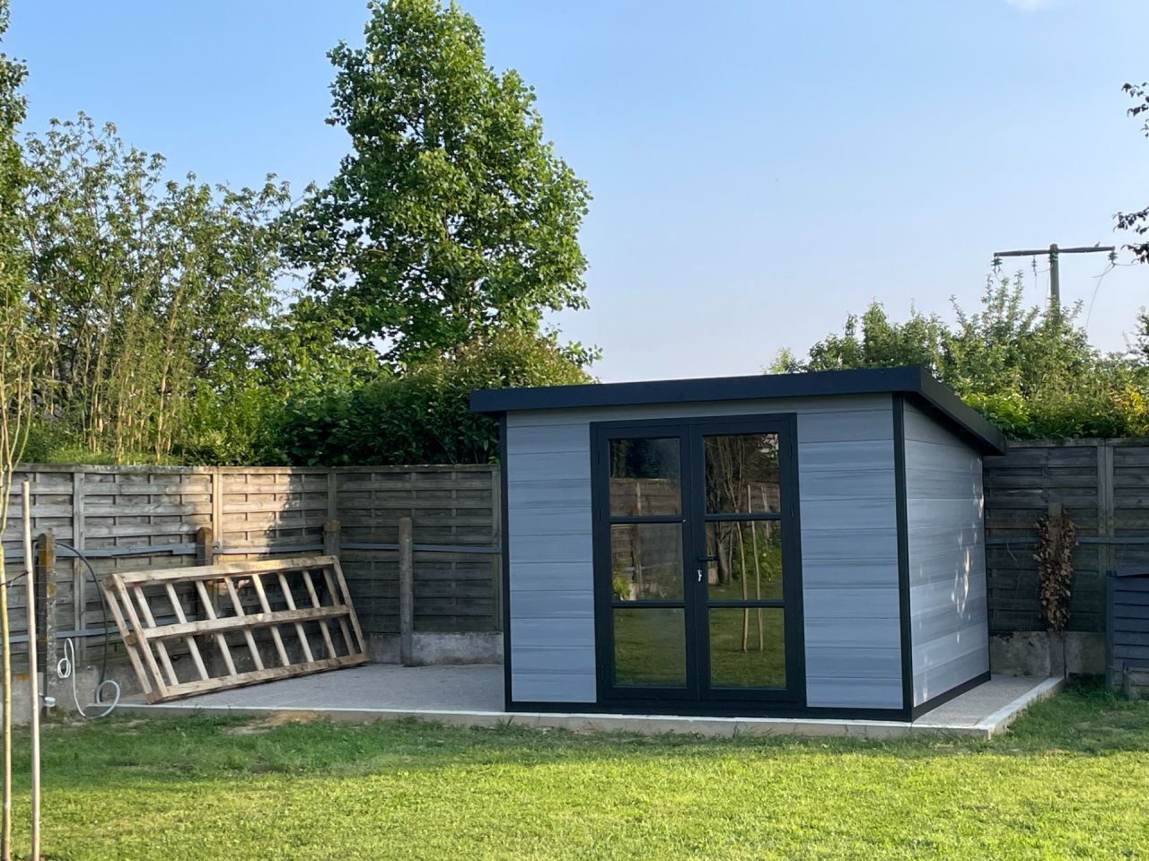 La toiture et les portes, c est l oeuvre de mon cher mari avec un petit coup de main de ma part. Honnêtement, c était un peu technique, mais tout à fait faisable, et on est super contents du résultat! le prix en tout 4175 euros sans le terrasement