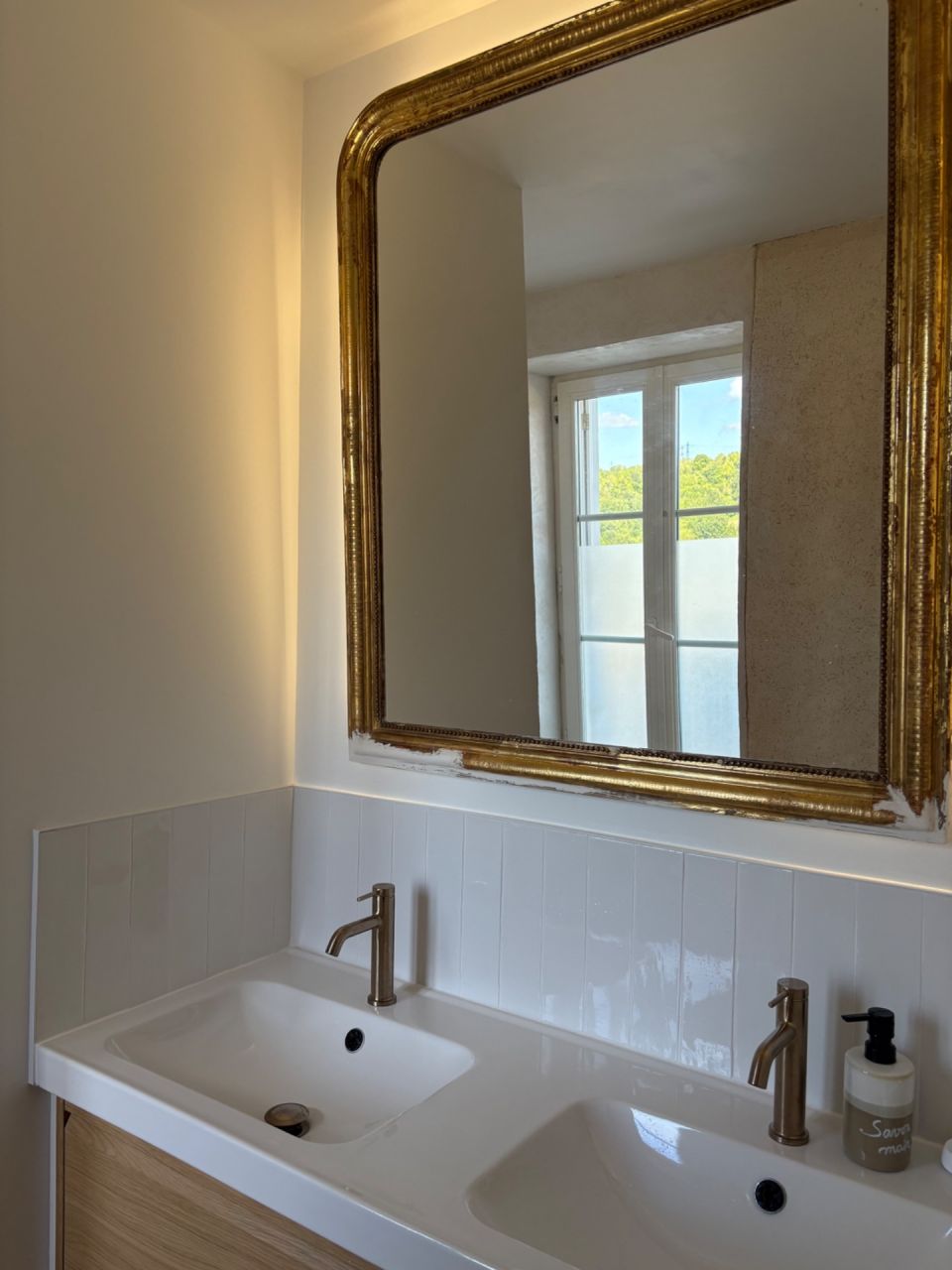 Salle de douche rdv : miroir ancien fixé avec led derrière