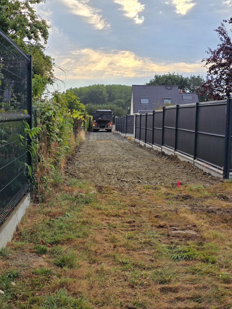 Vue du terrain et les 80 ml pour atteindre la route (et les arrives de rseaux), 3m50 de large, les camions passent au chausse-pied !