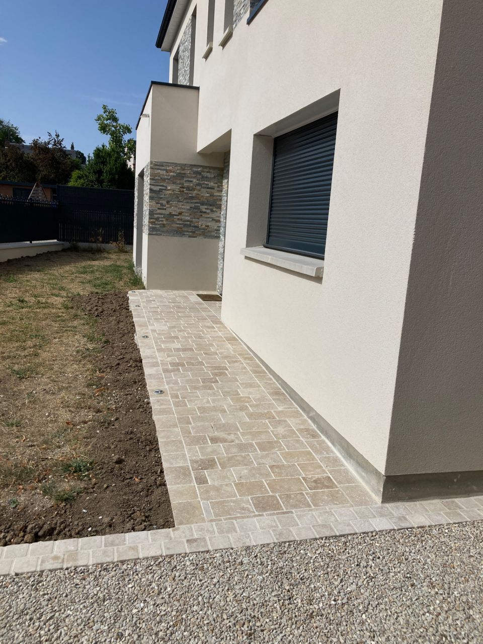 Allée avant en travertin
