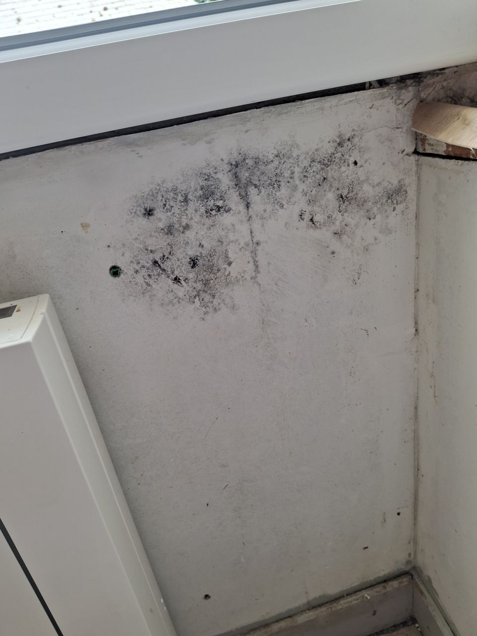Le mur ct fentre derrire le radiateur...