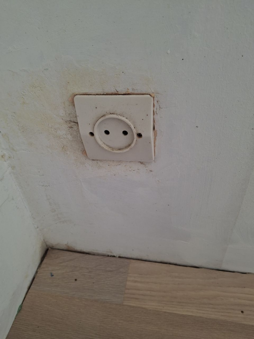 Prise avec traces d'humidit autour...