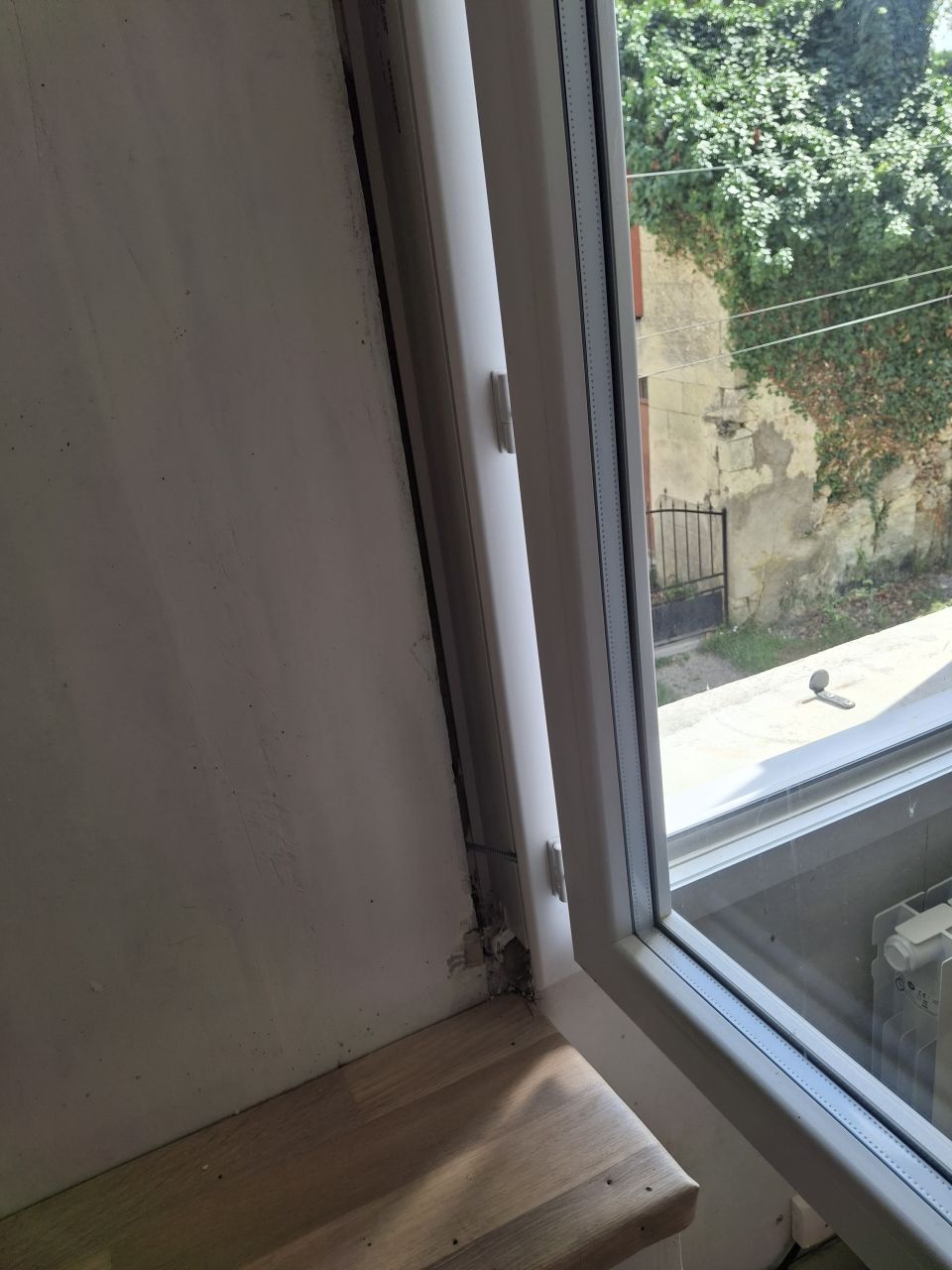 L'espace laiss entre la fentre et l'isolant...