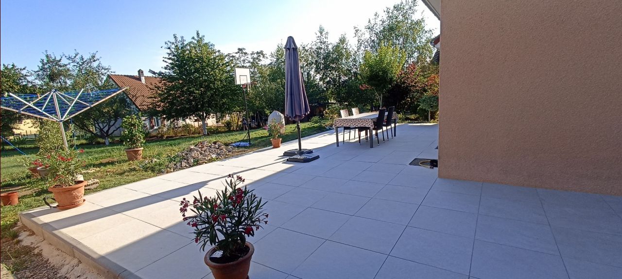 Début, suite et fin de la pose de la terrasse en grès cérame