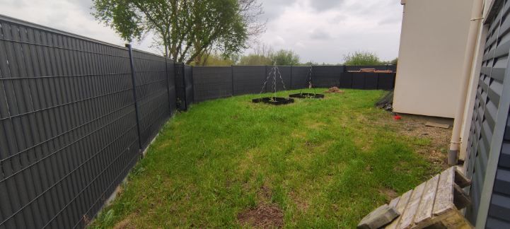 Vue intrieure de la clture 1.57m. face nord est. On aperoit sur la droit un de nos abris de jardin o prochainement s'adossera le rservoir d'eau de pluie. Et nos petits carrs potager maison. Un premier essai.