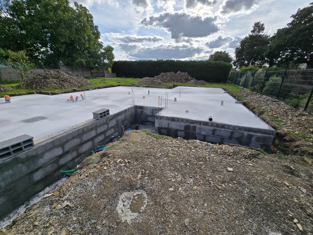 La vue en arrivant sur le terrain,  gauche le double garage, dans le renfoncement, la porte d'entre