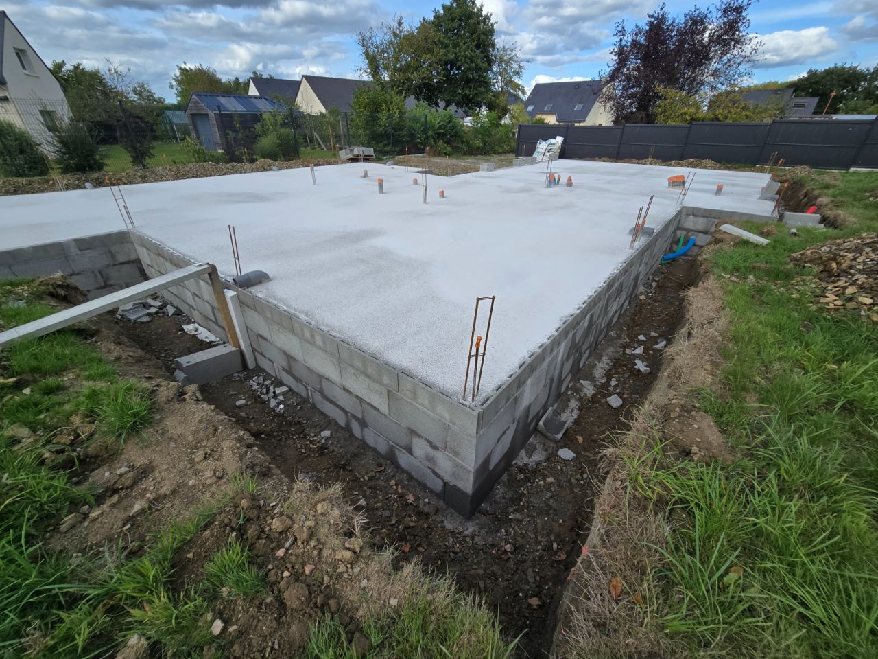 La vue du haut du terrain a gauche la salle de jeux, en face le salon et bientot la future terrasse.
