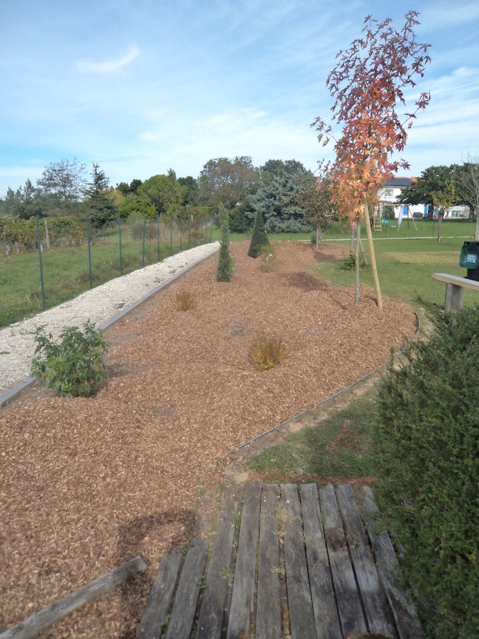 J'ai mis 2.h30 pour poser le mulch en tas sur le sol! j'ai tondu la pelouse pour aspîrer les copeaux de bois.je suis épuisée demain est un autre jour pour etaler le mulch