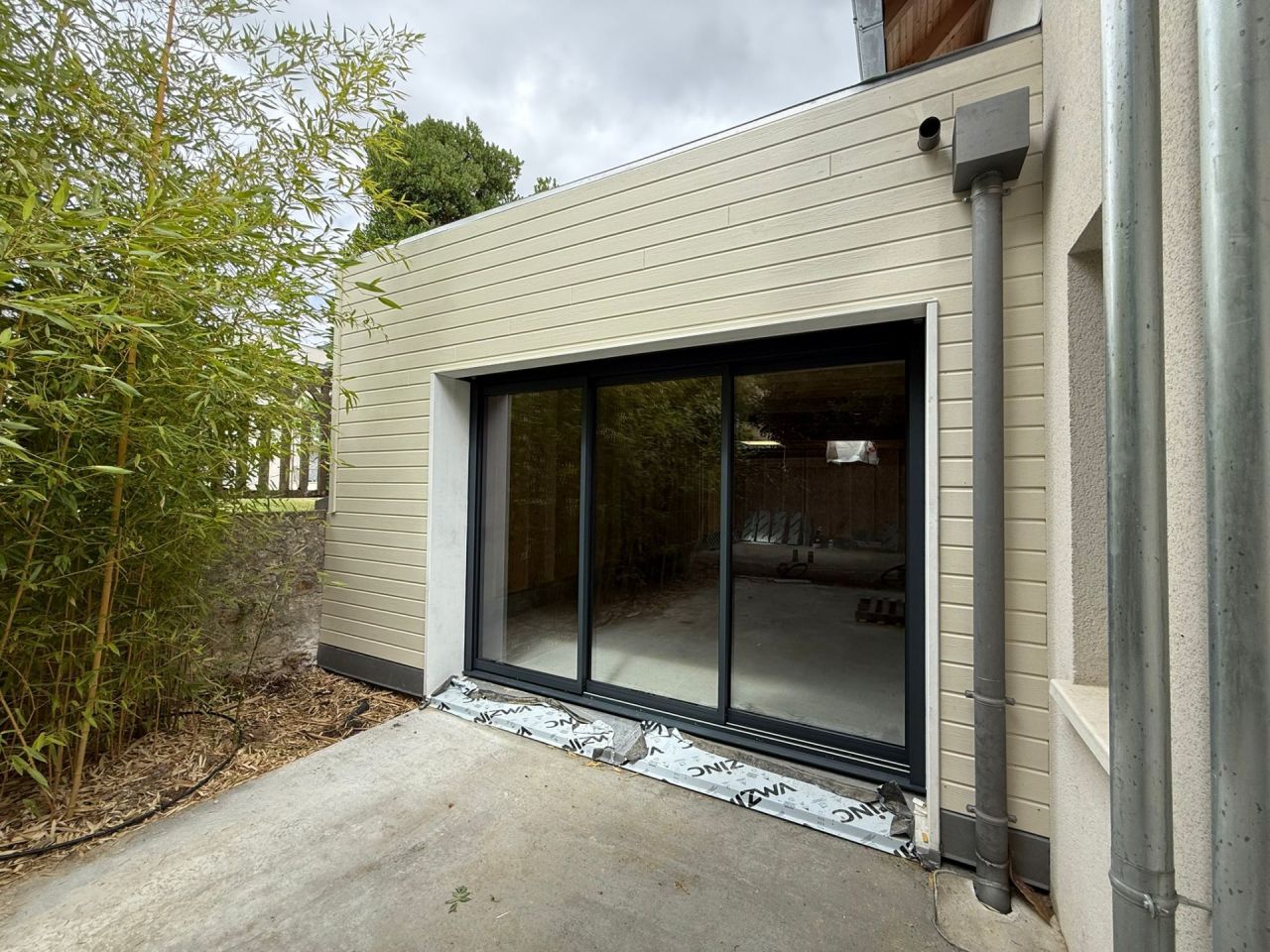 Rendu final du bardage ct terrasse nord et limite de proprit