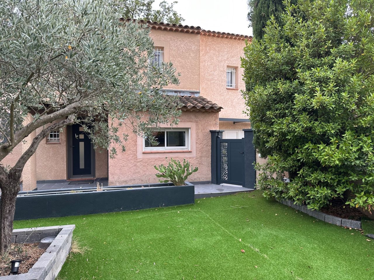 L ancienne terrasse a changer ainsi qu une partie de la pelouse aussi a remplacer