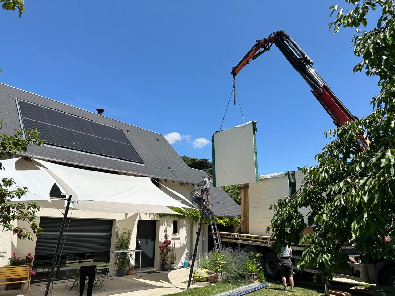 Arrive des murs de l'ossature bois - bards en usine majoritairement
