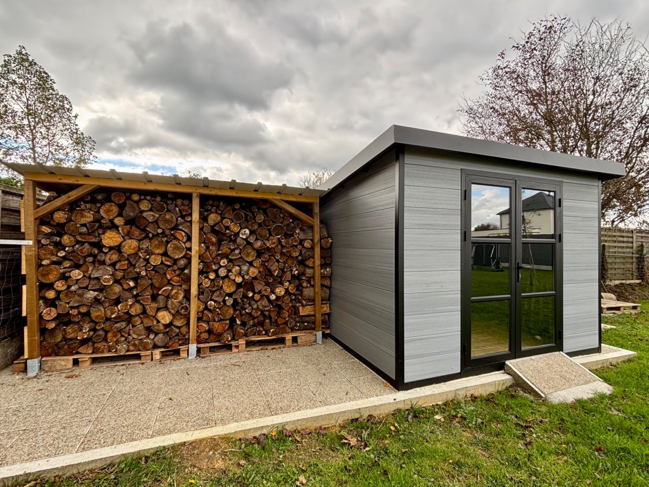 Abri bois finis et suffisamment de bois pour l année 8m3