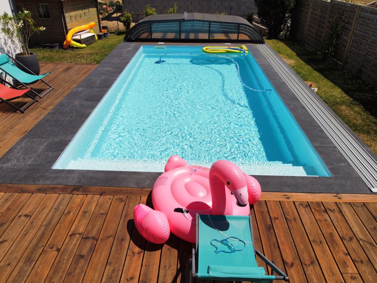 Margelle constitué de dalle en grès de cérame découpé et façonné