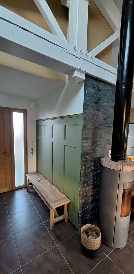 On a retravaillé l'entrée, en cours de finition, manque les patères a trouver...