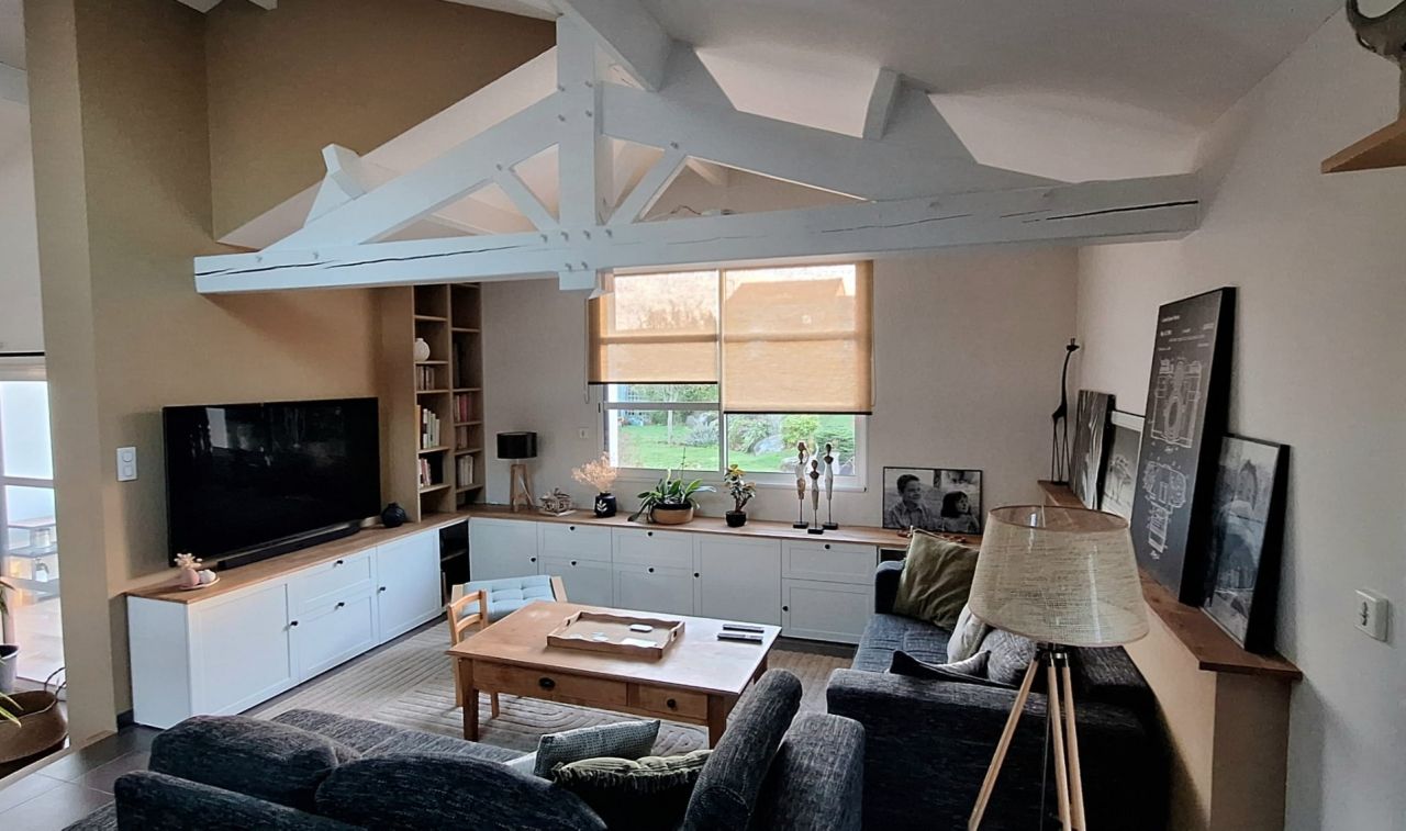 Et voilà enfin, enfilade de meubles du suédois, plateau en chêne huilé et recyclage d'une petite bibliothèque , retaillée et repeinte à le couleur des murs.