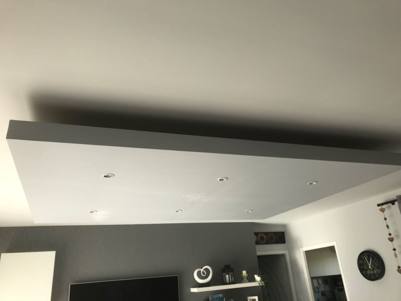 Faux plafond peind légèrement en gris