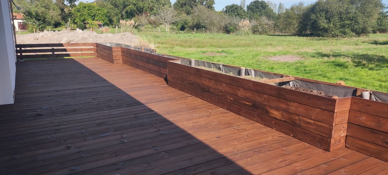 Terrasse Est. Le lever de soleil face à la baie vitrée. Très appréciable en mi-saison, sans vent et sans pluie pour profiter d'une terrasse entièrement ouverte. Le préau étant lui à l'ombre.