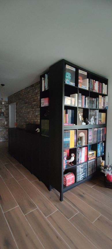 La bibliothèque commence doucement dès l'entrée de la maison avant de profiter du c?ur du sujet !!