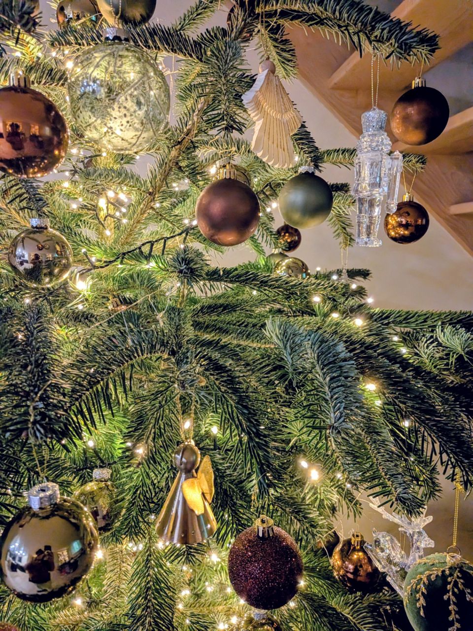 Orn&eacute; d'ange en papier et en metal, double des renne, sapin, p&egrave;re no&euml;l en cristal.