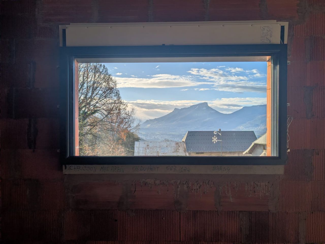 Menuiseries termin&eacute;s
Fen&ecirc;tre panoramique coin salon