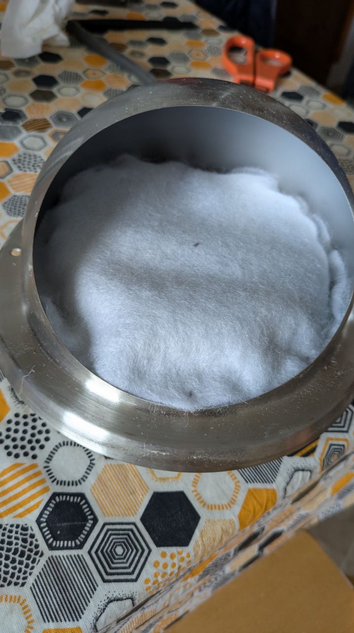 Morceau de feutrine pour broquer l'humidité et qu'elle n'aille pas geler contre la grille.