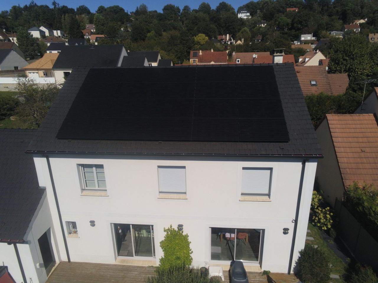 Installation de panneaux photovolta&iuml;ques Voltec Solar 10kwc, onduleur hybride Fronius 10kw batterie Fronius R&eacute;serva 12,6kw