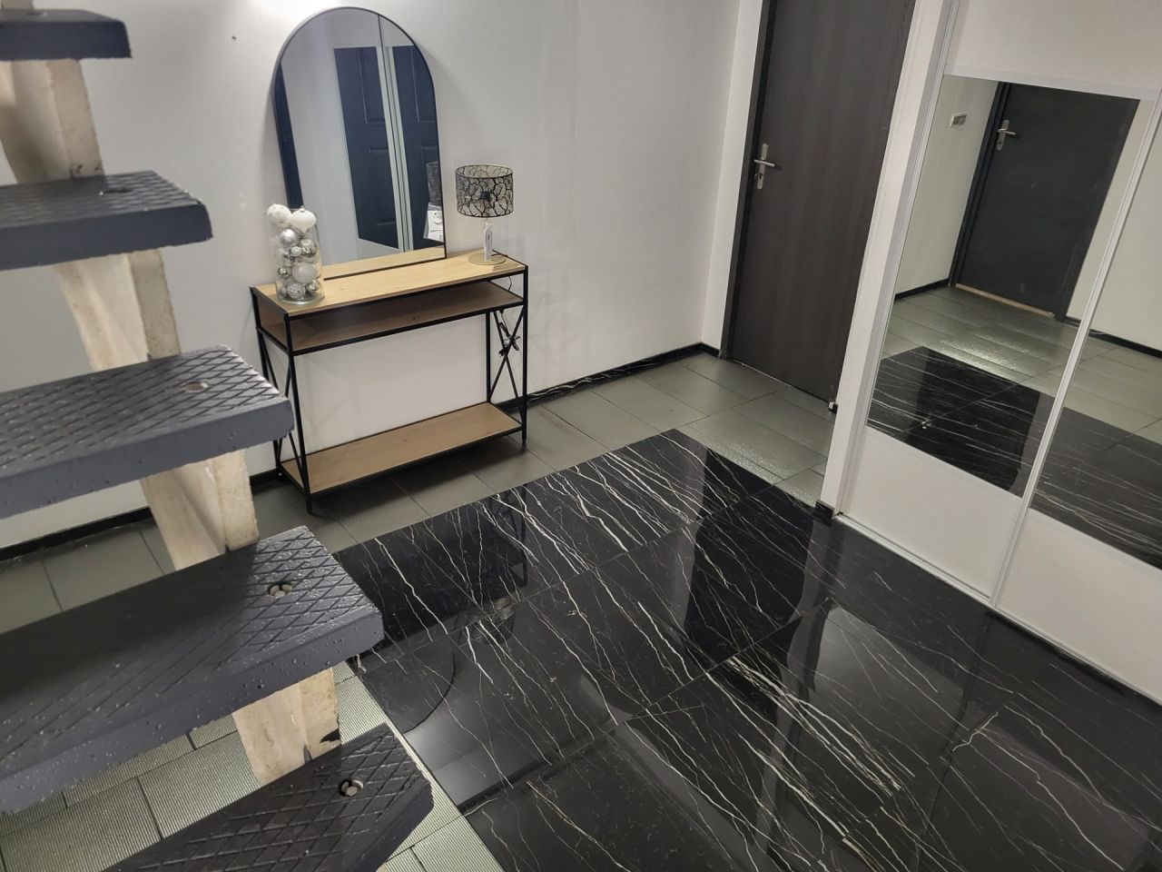 Entrée enfin fini après tant d'année.
Ça prends du temps quand on dit qu'on va la faire nous même. Néanmoins, ca donne une grande satisfaction quand c'est fini